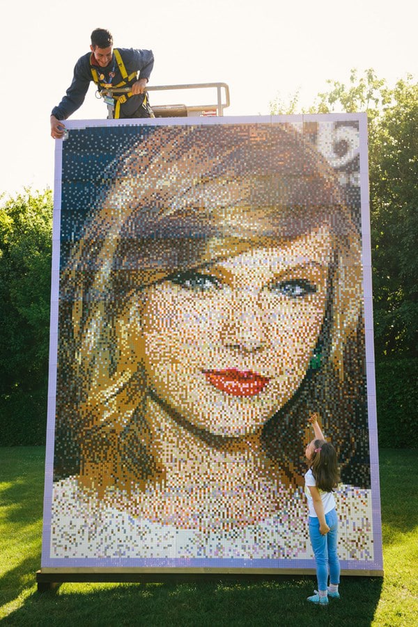 Un portrait de Taylor Swift constitué de 35 000 briques LEGO KULTT