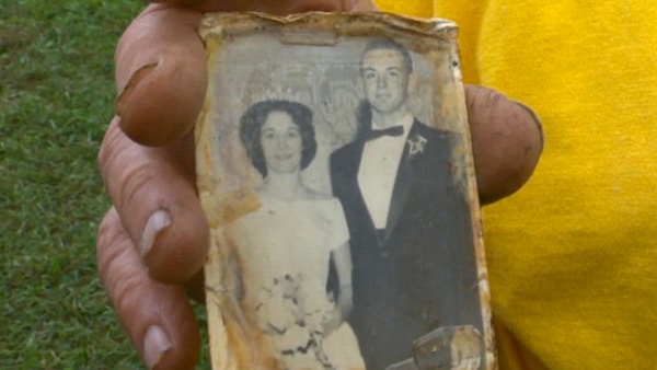 Man-Surprises-Wife-For-50th-Anniversary-With-Corn-Maze02