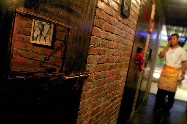 Prison-themed-restaurant-Tianjin06