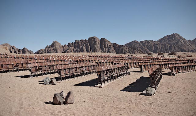 cinema-abandoned-outdoor-movie-theater-in-the-desert-of-sinai1