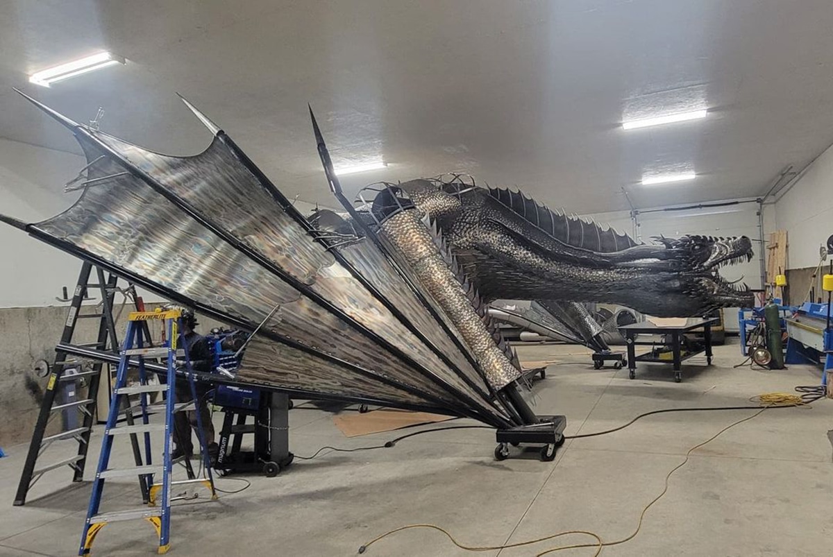 « Game of Thrones » : il construit un dragon géant qui crache du feu
