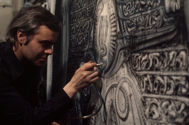 hr_giger_at_work01