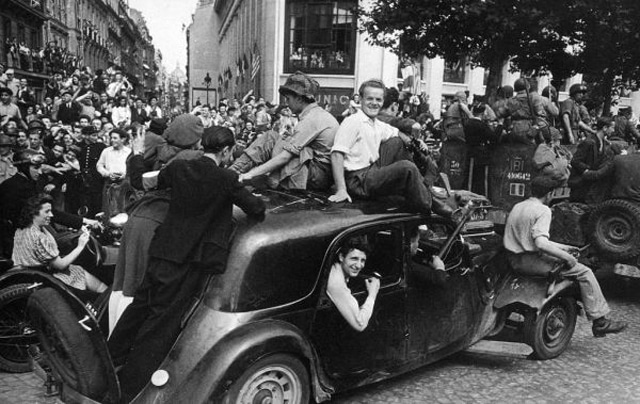 liberation-de-paris-1944-robert-capa