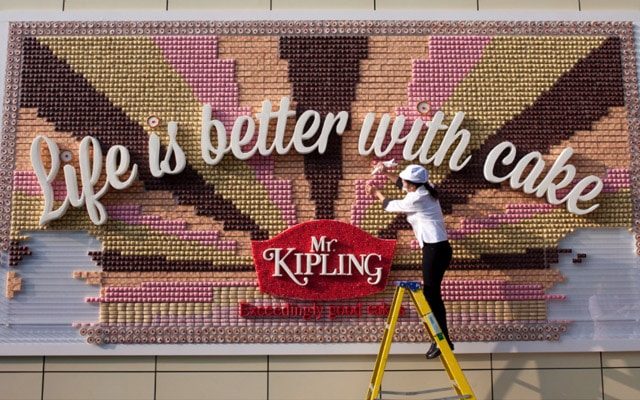 mr-kipling-erects-poster-made-13360-cakes